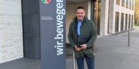 Jörg Püttbach vorm Ministerium in Düsseldorf 