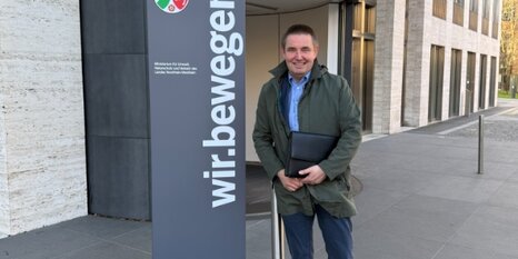 Jörg Püttbach vorm Ministerium in Düsseldorf 