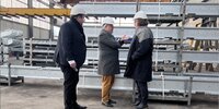 Lukas Hanstein, MdEP Jens Geier und Lars Baumgürtel bei der Betriebsbesichtigung von ZINQ (v.l.)