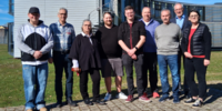 Jonas Zeller (Mitte) wurde von Vertretern der Berufsschule, seines Ausbildungsbetriebs sowie der DGO geehrt (v.l.): Bence Sinku, Ulrich Urban, Dr. Christa Hannak, Frederik Schunter, Olaf Lehmann, Herbert Käszmann, Volker Rogoll, Sabine Fath 