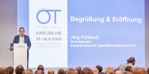 Jörg Püttbach begrüßte die Teilnehmer der ZVO-Oberflächentage 2026 in der Stadthalle Karlsruhe. (Bild: ZVO_OT2026_Ole Spata)