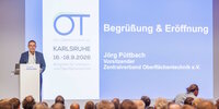 Jörg Püttbach begrüßte die Teilnehmer der ZVO-Oberflächentage 2026 in der Stadthalle Karlsruhe. (Bild: ZVO_OT2026_Ole Spata)