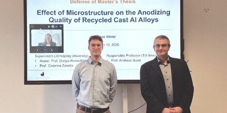 Gratulation an den (ehemaligen) ZVO-Stipendiaten Andreas Winter (l.), rechts: Prof. Dr. Andreas Bund 