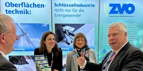 Malte-Matthias Zimmer, Hannah Betz, Dr. Elke Moosbach und Jürgen Hardt MdB, Wahlkreis 103: Solingen – Remscheid – Wuppertal II (v.l.), am Stand des ZVO auf dem CDU-Bundesparteitag.